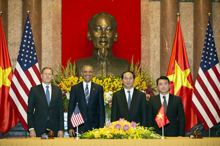 Chủ tịch nước Trần Đại Quang và Tổng thống Obama tại lễ ký kết.